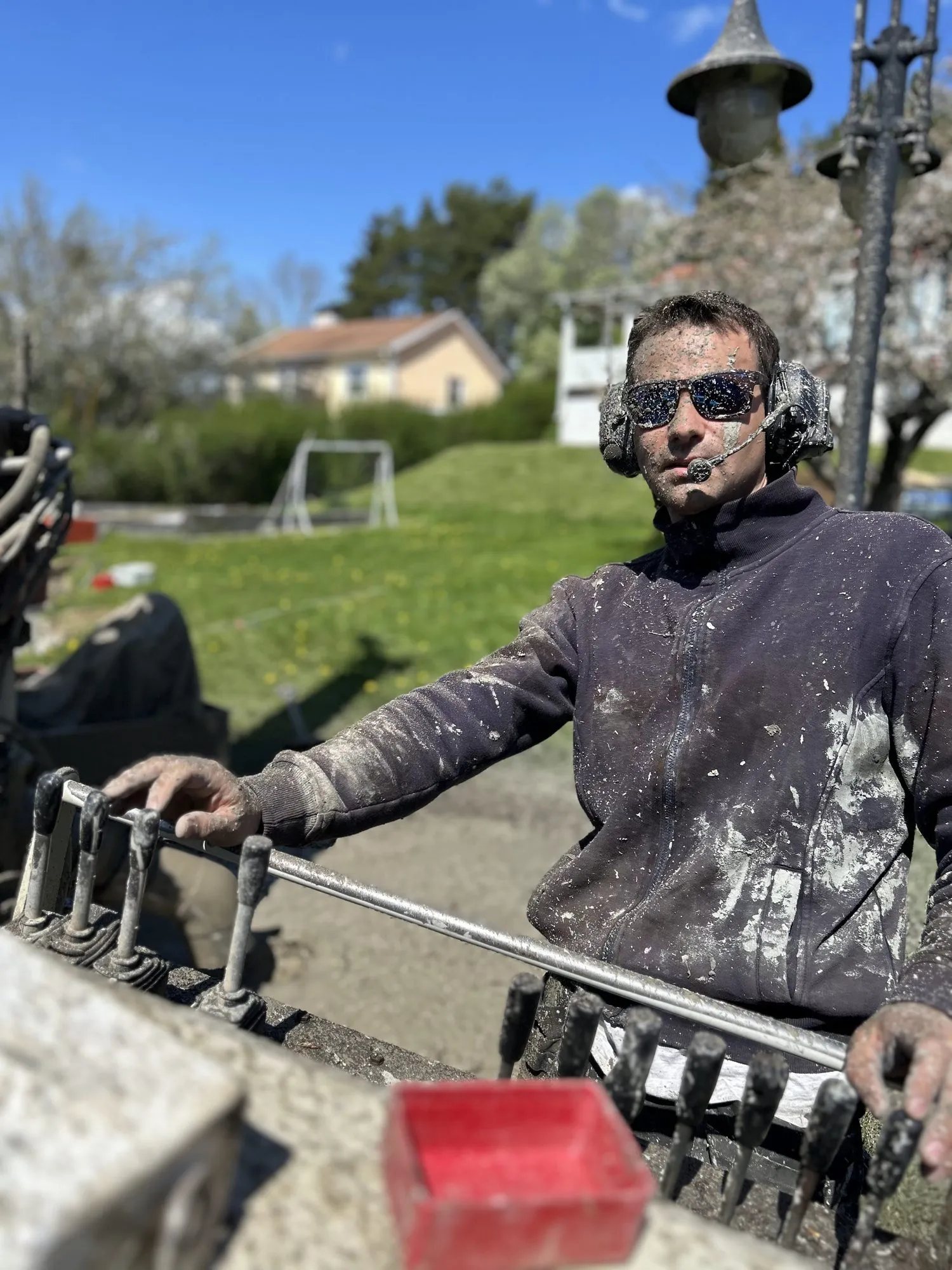 Borrare täckt av borrkax vid riggen
