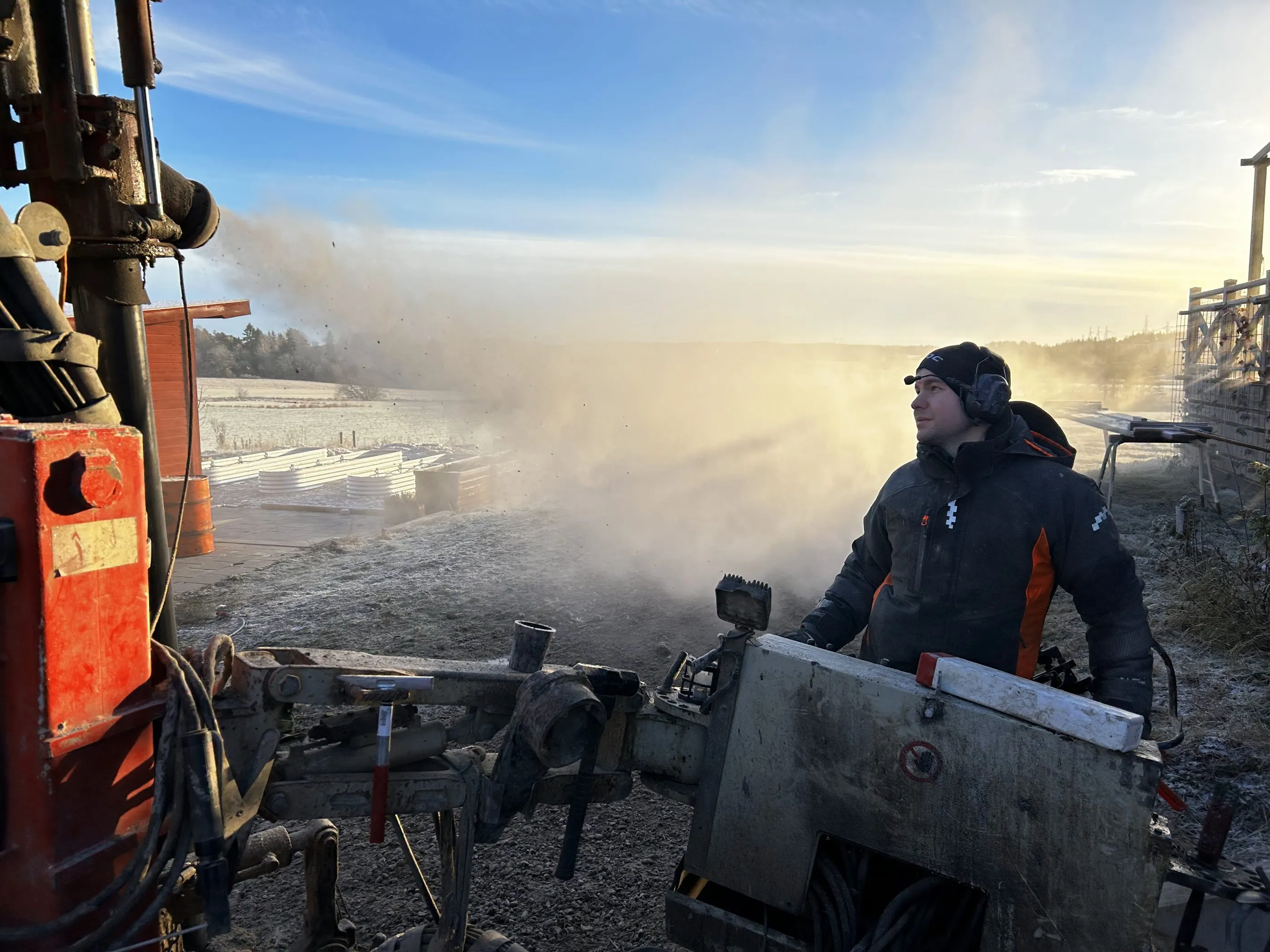 Borrning en kall morgon med ånga från borrhålet